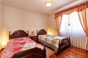 4 bedrooms, bed sheets