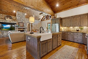 Interior - Copperline Lodge - located in Blue Ridge, GA (Epworth)