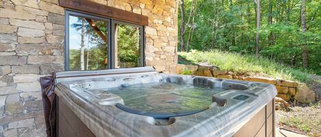 Outdoor spa tub