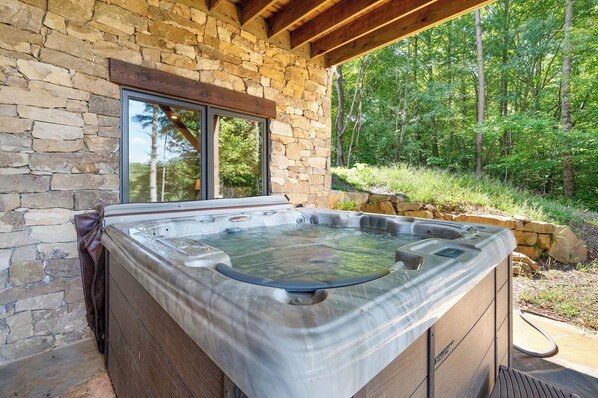 Outdoor spa tub - Copperline Lodge - located in Blue Ridge, GA (Epworth)