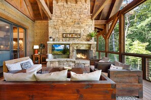 Terrace/patio - Copperline Lodge - located in Blue Ridge, GA (Epworth)