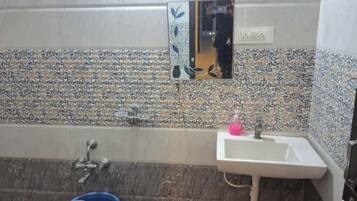 Standard Triple Room | Bathroom | Shower, towels