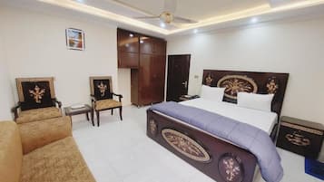 Deluxe Double Room | Soundproofing, iron/ironing board, free WiFi, bed sheets