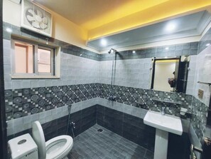 Free toiletries, slippers, towels - Hotel White Pearl (Lahore)