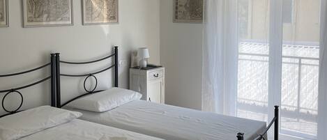 3 chambres, coffres-forts dans les chambres, bureau