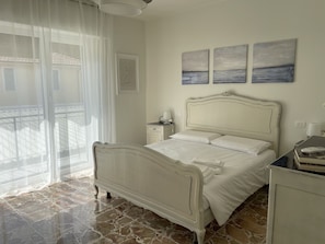 3 bedrooms, in-room safe, desk, iron/ironing board