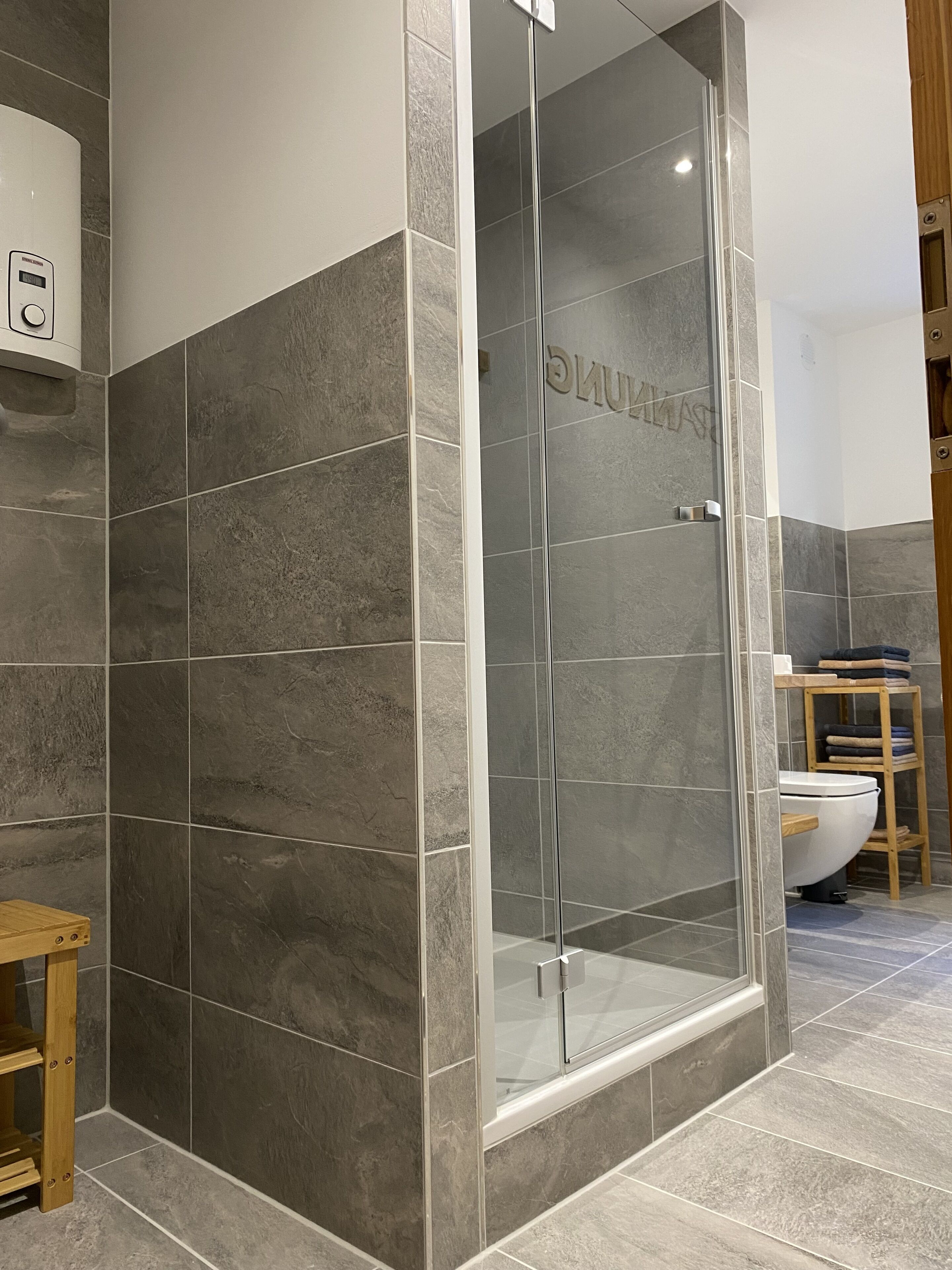 Douche, serviettes fournies, savon, papier toilette