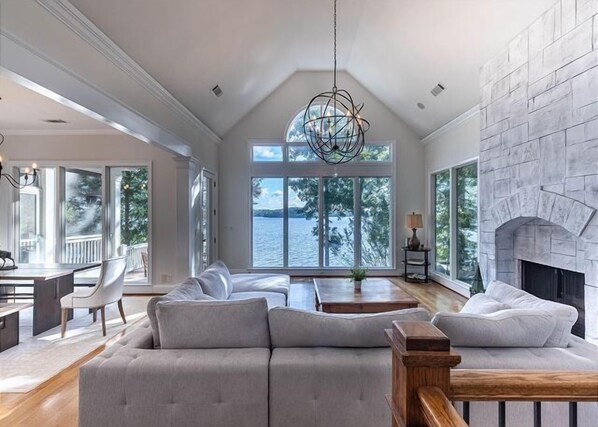 Televisión y chimenea 