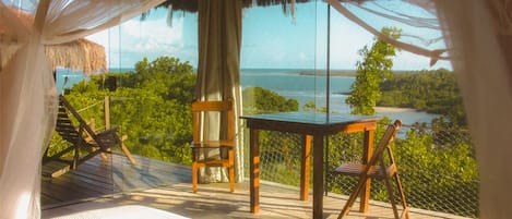 Quarto luxo | Cofres nos quartos, ferros/tábuas de passar roupa, Wi-Fi de cortesia