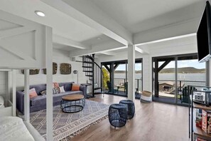 Smart TV - Possum Kingdom's Reel Scenic Haus, 3bd/2ba sleeps 8 waterfront w/beautiful views (Graford)