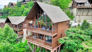 Exterior - Amazing View-Hot tub-1.5 miles from Dollywood-Resort Pool-Game Room-Sleeps 10 (Sevierville)