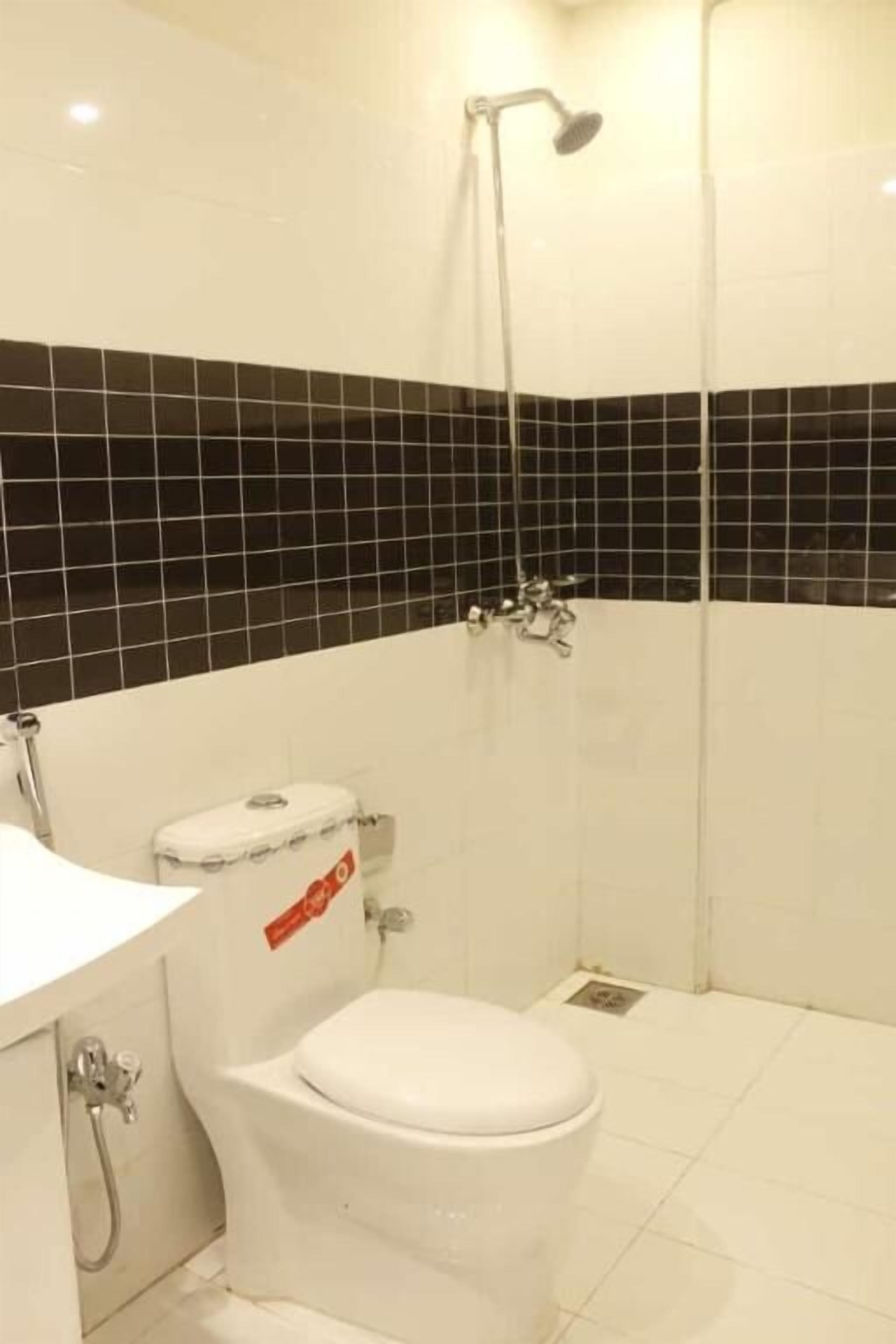 shower, free toiletries, towels