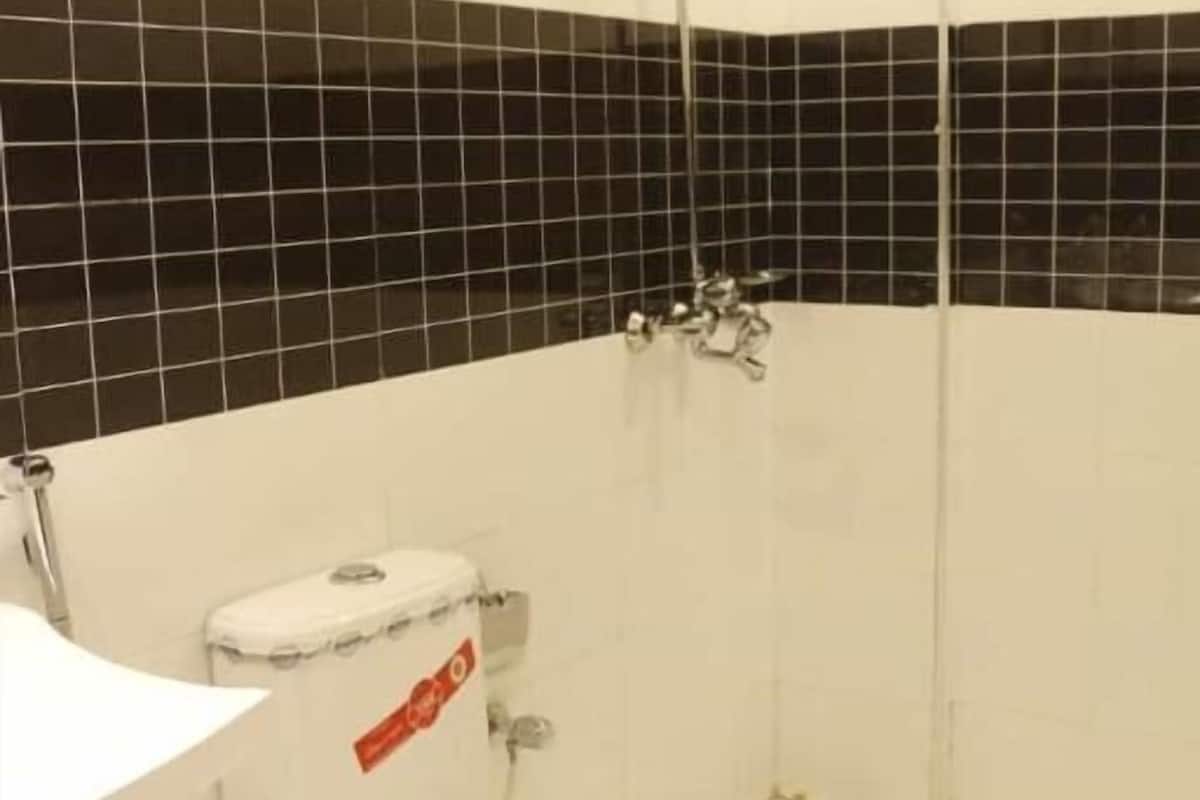 shower, free toiletries, towels