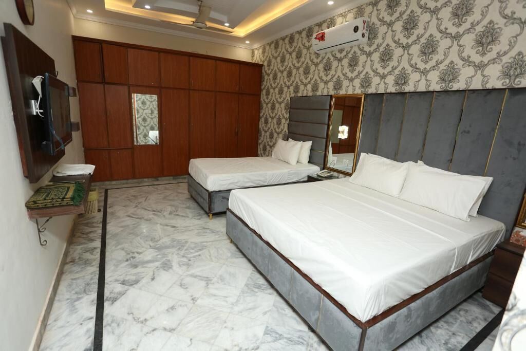 deluxe triple room | soundproofing, iron/ironing board, free wifi, bed sheets