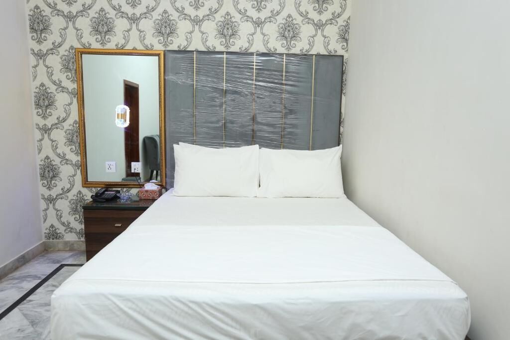 deluxe double room | soundproofing, iron/ironing board, free wifi, bed sheets