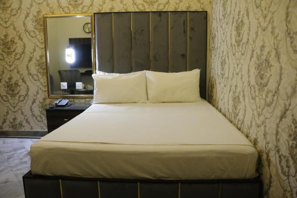 deluxe double room | soundproofing, iron/ironing board, free wifi, bed sheets