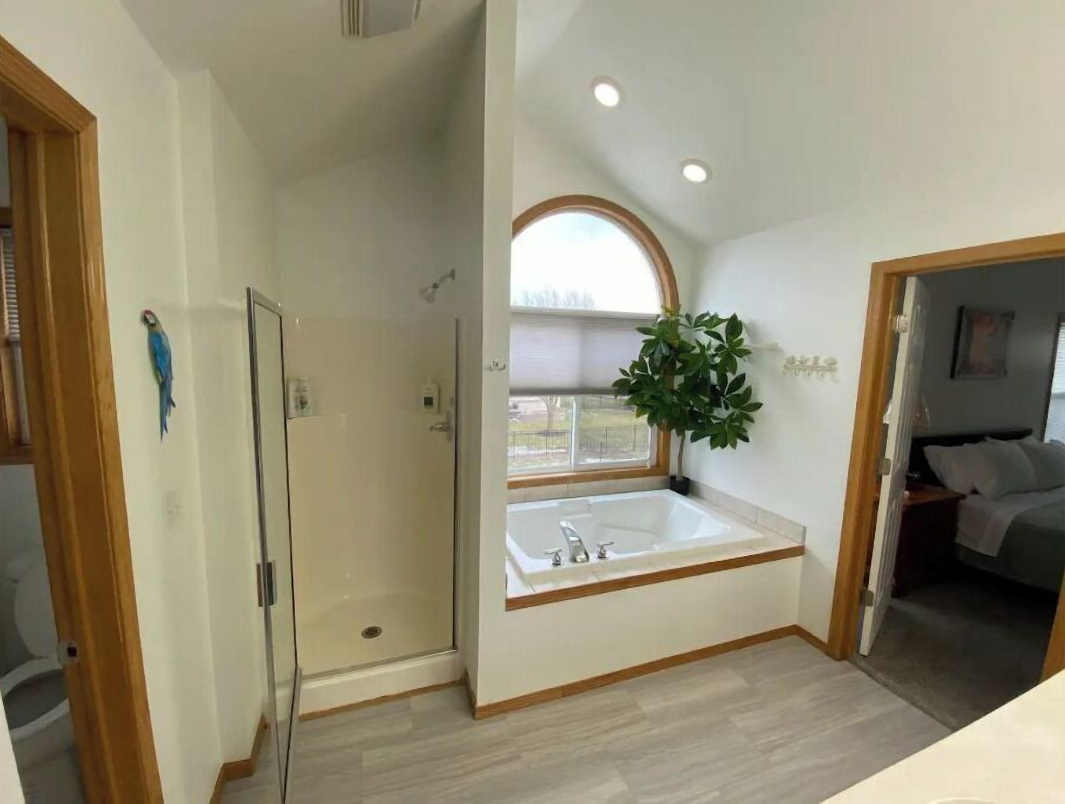 Sèche-cheveux, serviettes fournies, savon, shampoing