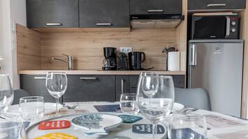 Réfrigérateur, micro-ondes, lave-vaisselle, cafetiÚre/bouilloire