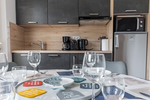 Fridge, microwave, dishwasher, coffee/tea maker