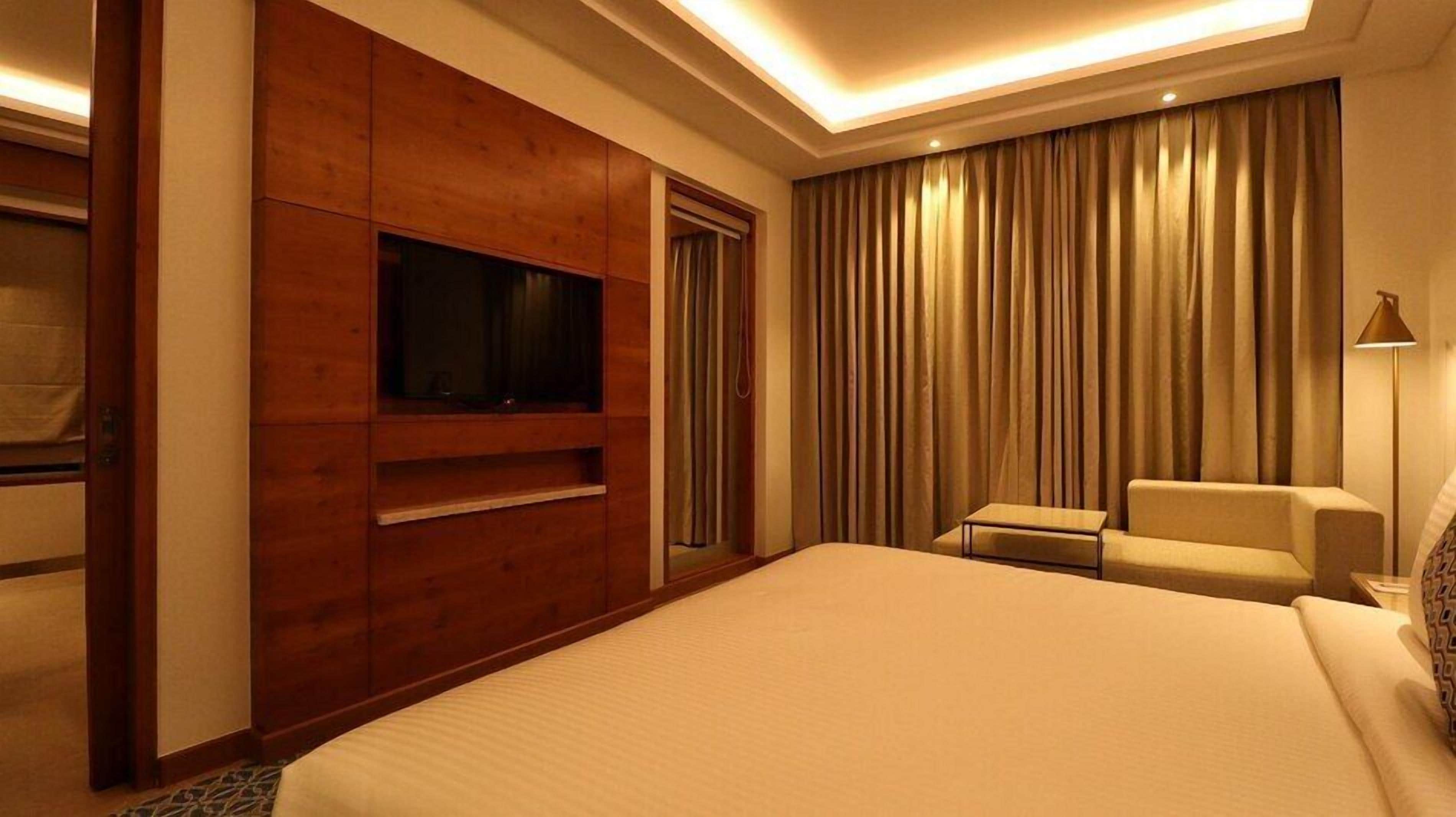 Luxury Suite, 1 King Bed, City View | Frette Italian sheets, premium bedding, memory-foam beds, in-room safe