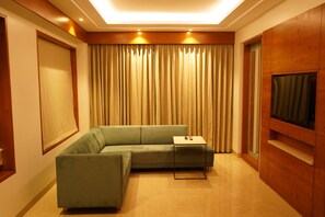 奢華套房, 1 張特大雙人床, 城市景觀 | 起居區