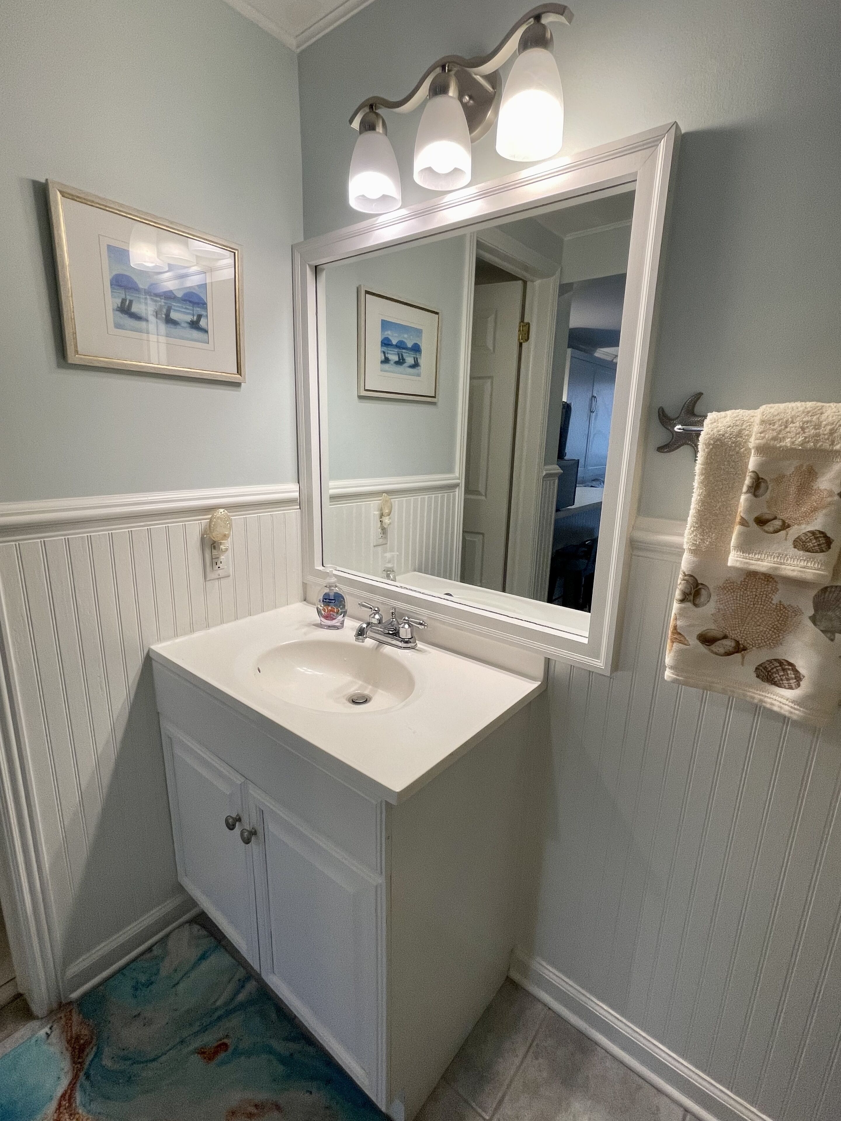 Duschwanne, Haartrockner, Handtücher