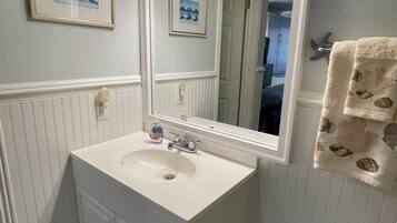 Duschwanne, Haartrockner, Handtücher