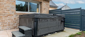 Colourful house with jacuzzi - 300m from the beach