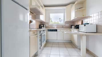 雪櫃、微波爐、焗爐、洗碗機