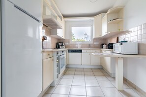 KĂŒhlschrank, Mikrowelle, Ofen, GeschirrspĂŒler
