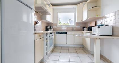 Colourful house with jacuzzi - 300m from the beach