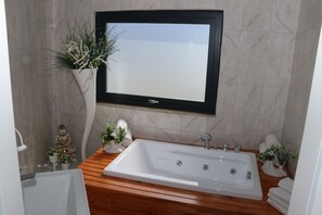 标准开间套房 | 浴室 | 按摩浴缸、大花洒淋浴喷头、吹风机、拖鞋