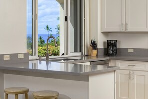 Réfrigérateur, four à micro-ondes, un four, surface de cuisson