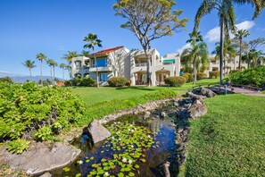A resort with a pool, palm trees, and a view of the ocean. - Wailea Condo with Private Lanai, Pool & Minutes to Keawakapu Beach (Wailea)