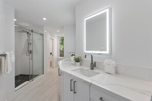 Combined shower/tub, hair dryer, towels - Beachfront condo Wailea w/ pool and hot tub access (Wailea)
