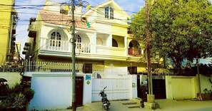 Exterior - Kehkashan Huest House (Karachi)