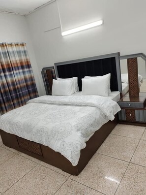 デラックス ダブルルーム | アイロン / アイロン台、WiFi (無料)