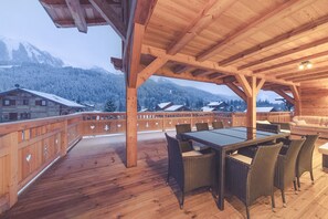 Outdoor dining - Chalet "La Rocca" with Mountain View, Whirlpool & Wi-Fi (La Chapelle-d'Abondance)