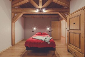 6 bedrooms, iron/ironing board, free WiFi, bed sheets