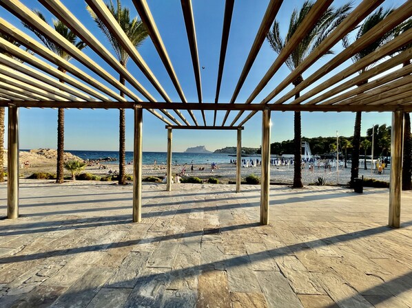 بالقرب من الشاطئ