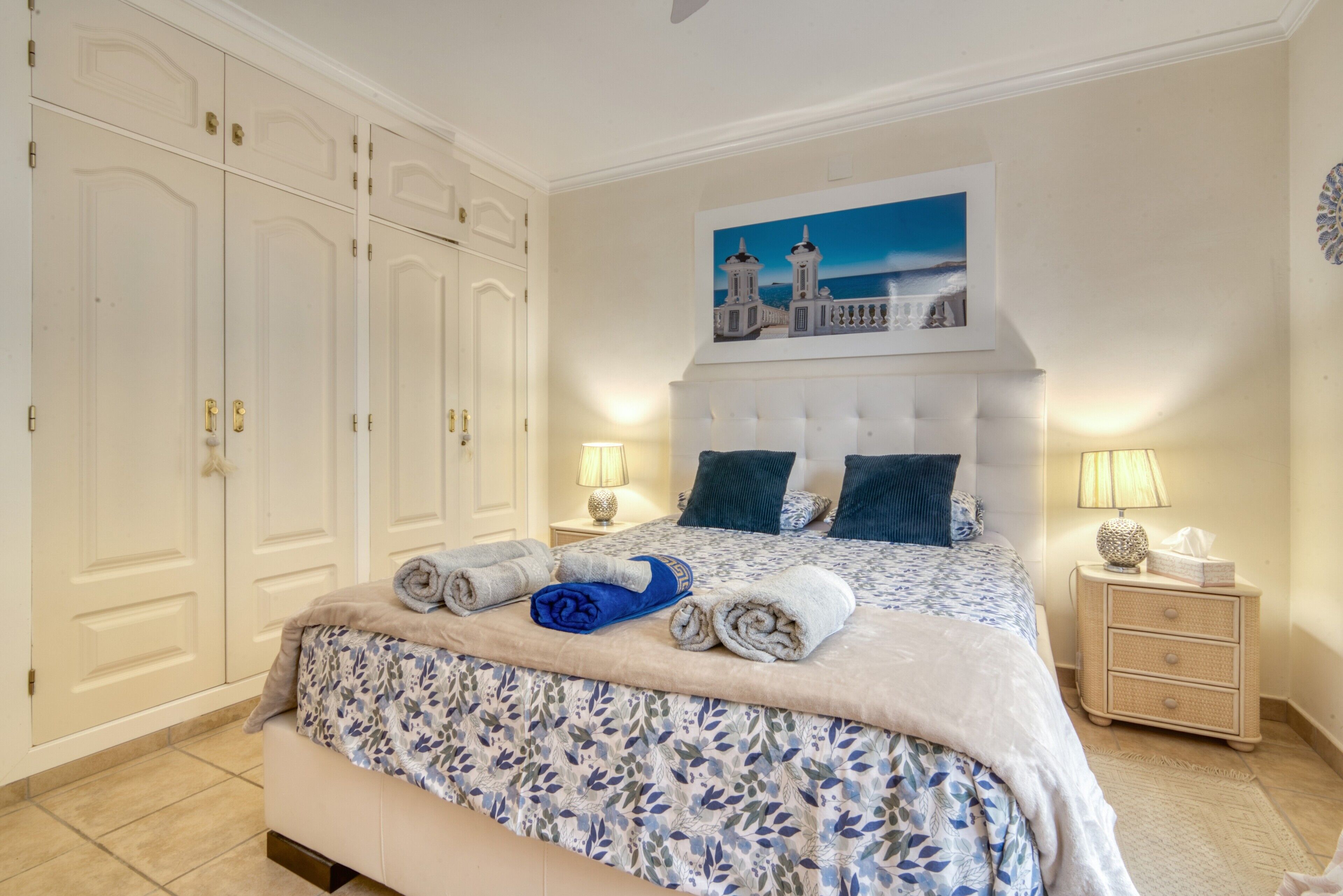 3 slaapkamers, een strijkplank/strijkijzer, gratis wifi, beddengoed