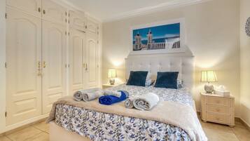 3 slaapkamers, een strijkplank/strijkijzer, gratis wifi, beddengoed