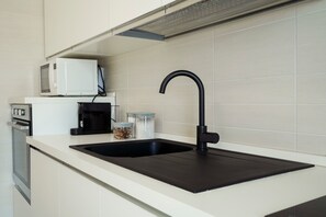 Fridge, microwave, oven, stovetop - Holiday Home "Villa Terry" with Sea View, Garden & Wi-Fi (Ostuni)