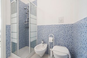 Ducha, secador de pelo y toallas