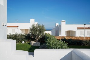Property grounds - Holiday Home "Villa Terry" with Sea View, Garden & Wi-Fi (Ostuni)