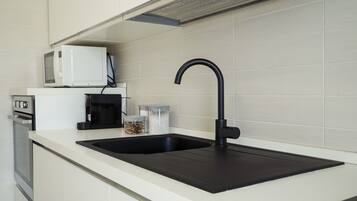 Réfrigérateur, micro-ondes, four, plaque de cuisson