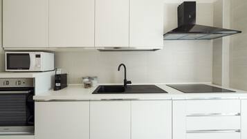 Køleskab, mikrobølgeovn, ovn, kogeplade