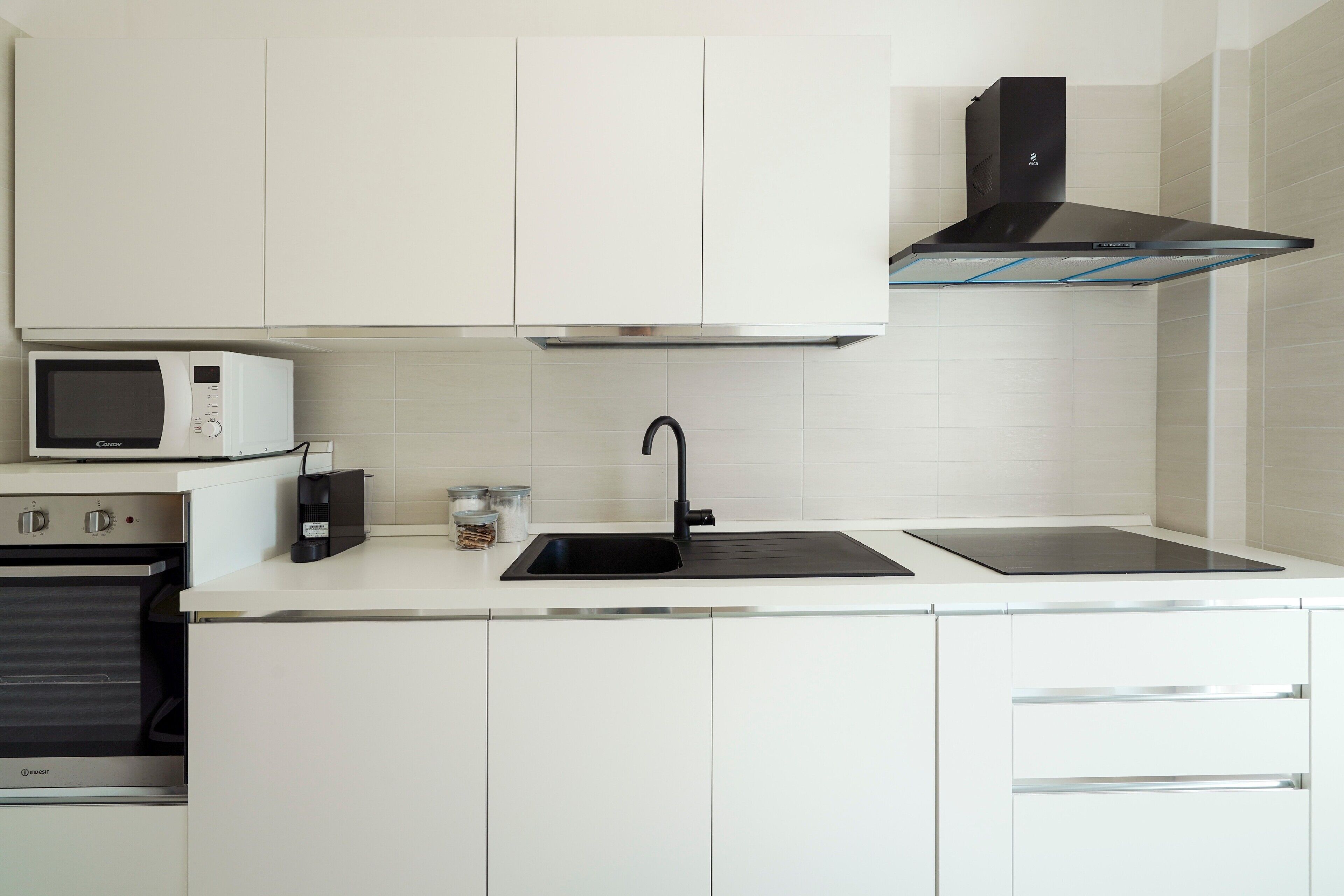 Frigorifero, microonde, forno, piano cottura