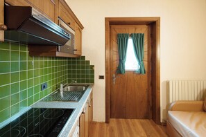 Kühlschrank, Mikrowelle, Herdplatte, Geschirrspüler