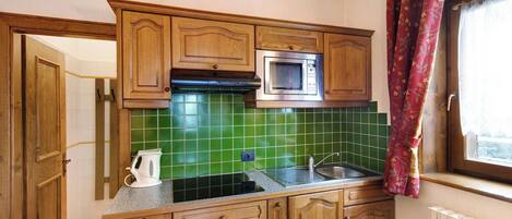 Kühlschrank, Mikrowelle, Herdplatte, Geschirrspüler